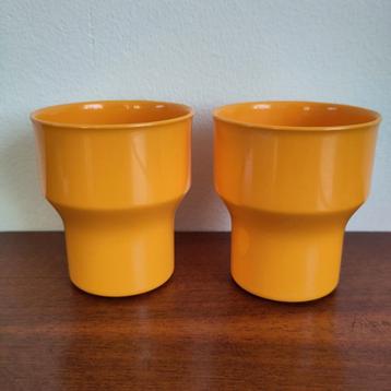 Twee oranje Mepal bekers  beschikbaar voor biedingen