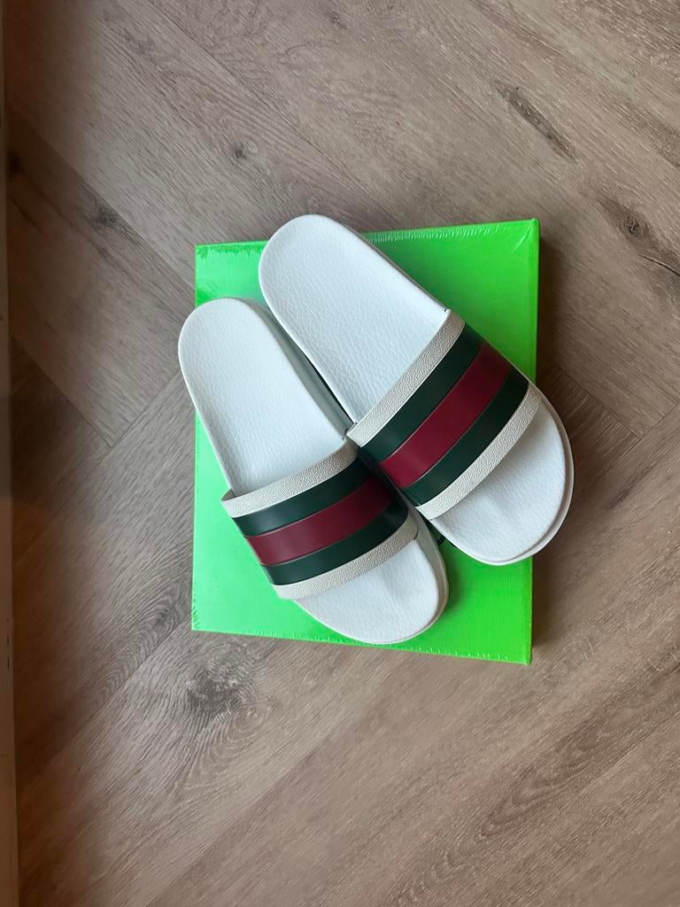Gucci Slippers - Stijlvol en Comfortabel, Slippers, Wit, Ophalen of Verzenden, Zo goed als nieuw