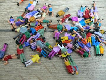 100 figuren stellen / paartjes, kinderen en volwassenen 1:87 beschikbaar voor biedingen
