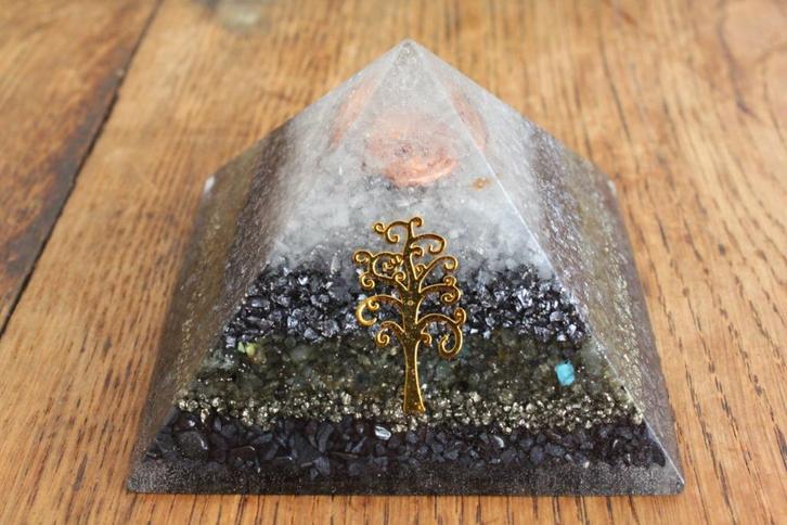 Orgonite piramide met Labradoriet, Levensboom en meer, Sieraden, Tassen en Uiterlijk, Edelstenen, Nieuw, Ophalen of Verzenden