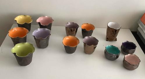 DESPOTS DES POTS 13 leuke vaasjes met gekleurde binnenkant, Huis en Inrichting, Woonaccessoires | Vazen, Zo goed als nieuw, Minder dan 50 cm