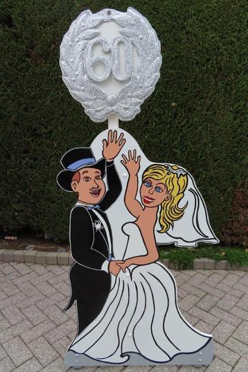 Feestbord bruidspaar + 60 schild op paal, tuinversiering. beschikbaar voor biedingen