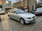 BMW 5-serie Touring 525i Executive Trekhaak Airco NAP APK, Auto's, BMW, Origineel Nederlands, Te koop, Zilver of Grijs, 5 stoelen