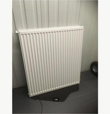 Witte radiator met ophangbeugels 90 h x 80 b x 10 d beschikbaar voor biedingen