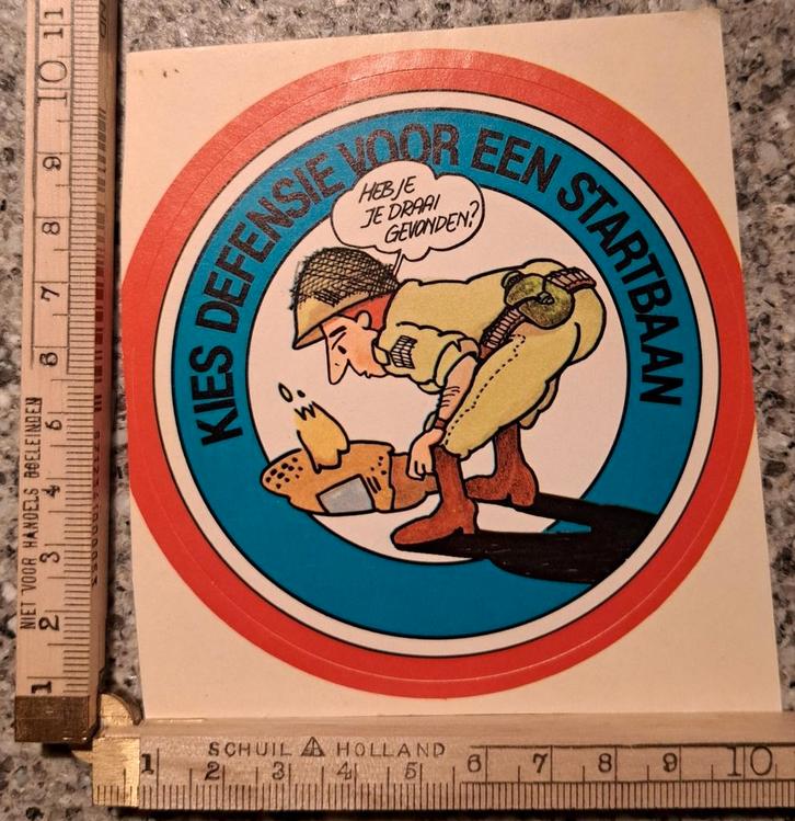 Vintage sticker soldaat militair strip propaganda defensie, Verzamelen, Stickers, Zo goed als nieuw, Overige typen, Ophalen of Verzenden
