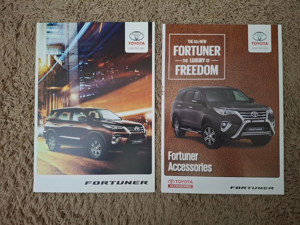 2x autofolder Toyota Fortuner, Verzenden, Zo goed als nieuw, Toyota
