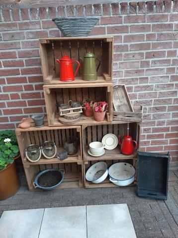 Oude Meuk is leuk. Emaille koffiekannen, schalen,zink plante beschikbaar voor biedingen