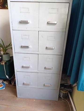 Vintage metalen archiefkast beschikbaar voor biedingen