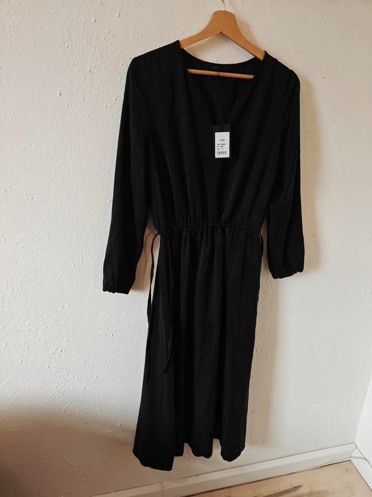 Drykorn midi jurk van cupro zijde en katoen maat 44 XL, Kleding | Dames, Jurken, Nieuw, Maat 42/44 (L), Zwart, Onder de knie, Ophalen of Verzenden