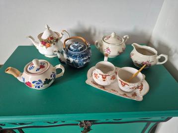 3 theepotjes, 2 suiker-en melkkannetjes beschikbaar voor biedingen