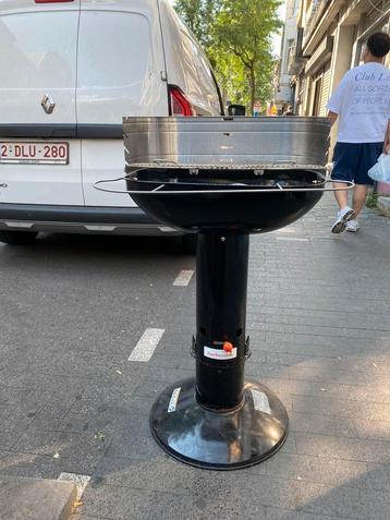 Zo goed als nieuwe bbq staand beschikbaar voor biedingen