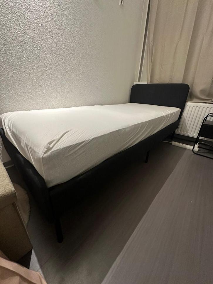 IKEA SLATTUM bedframe + VESTERÖY pocketvering matras 90x200, Huis en Inrichting, Slaapkamer | Bedden, Zo goed als nieuw, Eenpersoons
