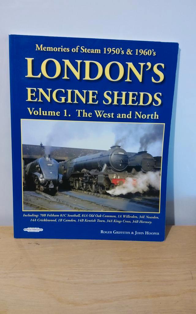 London's Engine Sheds Vol. 1 - Stoomlocomotieven, Verzamelen, Spoorwegen en Tramwegen, Zo goed als nieuw, Ophalen of Verzenden