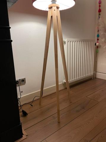 Lampenstandaard hout tripod beschikbaar voor biedingen