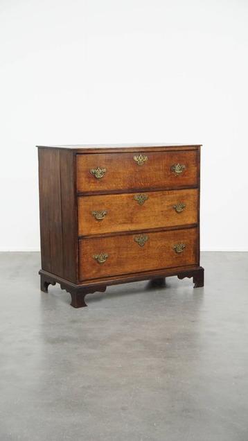 Antieke Engelse ladekast uit de 18e eeuw met 3 lades beschikbaar voor biedingen