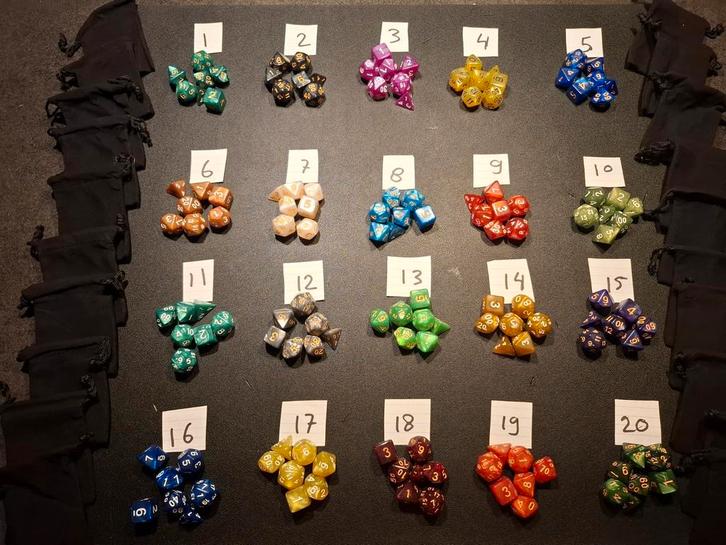 Dungeons and Dragons Dobbelatenen, Hobby en Vrije tijd, Gezelschapsspellen | Bordspellen, Nieuw, Een of twee spelers, Drie of vier spelers