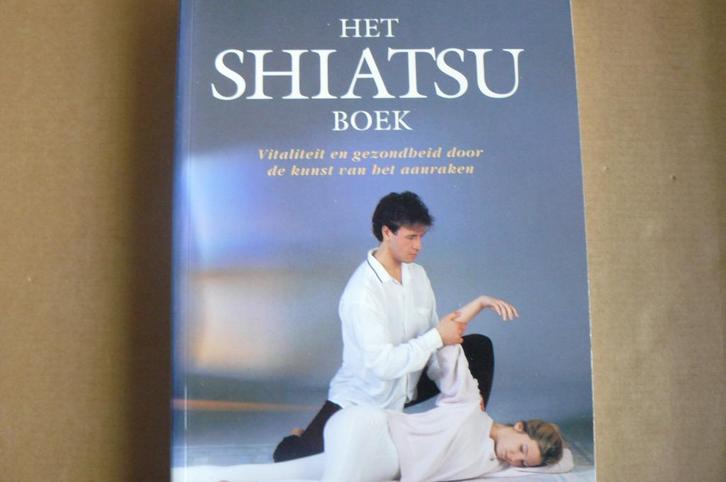 SHIATSU / vitaliteit en gezondheid / Het Shiatsu boek / Ki, Boeken, Esoterie en Spiritualiteit, Zo goed als nieuw, Achtergrond en Informatie