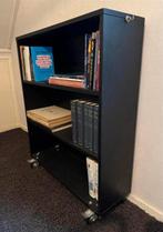 Leuk zwart boekenkastje op grote wielen, Ophalen, Minder dan 50 cm, Gebruikt, Minder dan 100 cm
