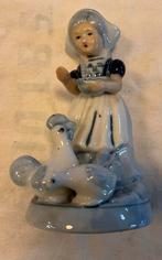 Delfts Blauw beeldje meisje met kippen, Antiek en Kunst, Ophalen of Verzenden