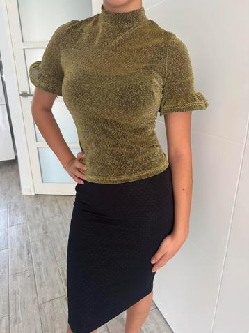 Nieuwe shirt met gouden glitters. Prachtig beschikbaar voor biedingen