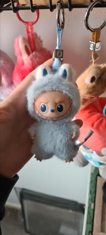 POPMART officiële labubu letter D beschikbaar voor biedingen