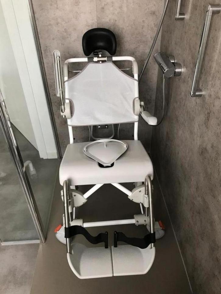 Douchesstoel/toiletrolstoel Kantelbaar, Diversen, Verpleegmiddelen, Zo goed als nieuw, Ophalen