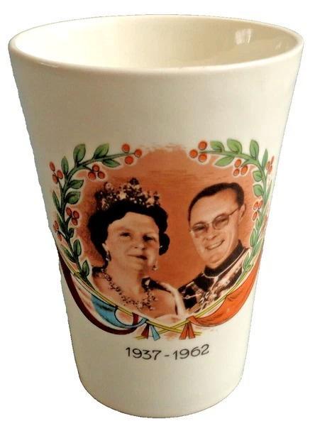 P. Regout Sphinx Juliana Bernhard Beker 25 Jaar Huwelijk, Antiek en Kunst, Antiek | Servies los, Verzenden