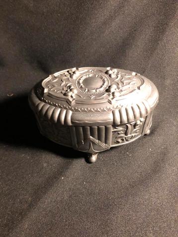 Verzilverd sieradenkistje met decoraties beschikbaar voor biedingen