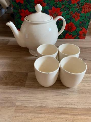 Keramieken witte theepot met vier mokken bekers beschikbaar voor biedingen