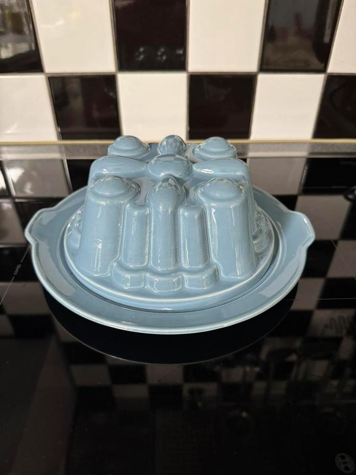 Pastel Sphinx P.Regout blauwe puddingvorm grootste maat, Antiek en Kunst, Antiek | Servies los, Ophalen of Verzenden