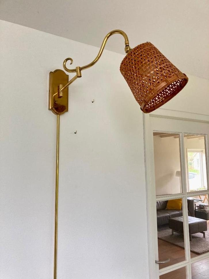 Vintage messing lamp zwenkarm wandlamp linnen & rattan kap, Huis en Inrichting, Lampen | Wandlampen, Ophalen