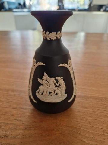  Wedgwood zwarte Jasperware knopvaas. beschikbaar voor biedingen