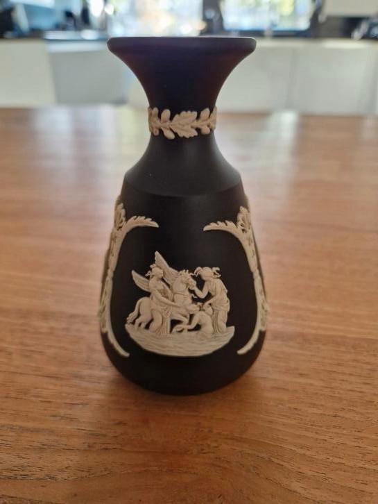 Wedgwood zwarte Jasperware knopvaas., Antiek en Kunst, Antiek | Keramiek en Aardewerk, Ophalen of Verzenden