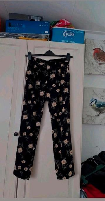 Leuke lange zwarte broek met bloemen Primark maar 38 beschikbaar voor biedingen