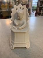 Beeld antiek beeldje van baby in kinderstoel Delfts wit, Verzamelen, Ophalen of Verzenden, Zo goed als nieuw, Mens