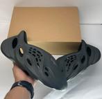 adidas Yeezy Foam RNR Carbon – Maat 44 1/2, Slippers, Zwart, Nieuw, Ophalen of Verzenden