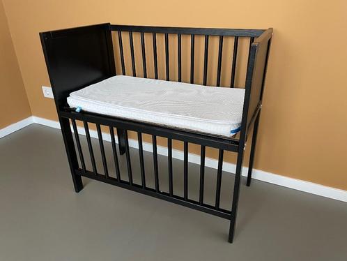 Co-sleeper zwart hout incl. Aerosleep matras + matrastopper, Kinderen en Baby's, Babywiegjes en Ledikanten, Zo goed als nieuw