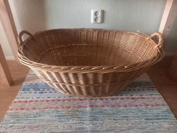 Grote, veel gebruikte Zweedse mand voor houtblokken, kleden beschikbaar voor biedingen