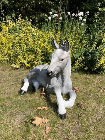 (Tuin)Beeld Paard, pony, liggend, tuin, gazon, manege, 65cm beschikbaar voor biedingen