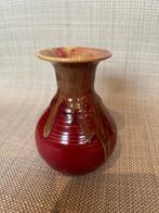 Rood/geel gevlamd vintage vaasje., Aardewerk of Porselein, Ophalen of Verzenden, Zo goed als nieuw, Minder dan 50 cm