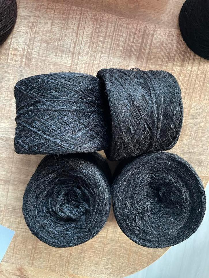 Zachte Bouclé Garen zwart kleur - 680 gram, Hobby en Vrije tijd, Breien en Haken, Nieuw, Breien of Haken, Wol of Garen, Ophalen of Verzenden