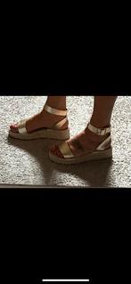 2 keer gedragen dames sandalen goudkleurig maat 39, Ophalen of Verzenden, Zo goed als nieuw, Overige kleuren, Sandalen of Muiltjes