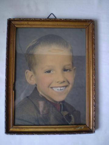 Brocant fotolijstje met ingekleurde foto.    19,5 x 25,5 cm. beschikbaar voor biedingen