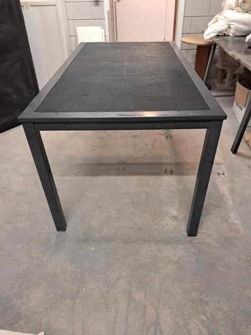 Metalen tuintafel – stevig en weerbestendig, Tuin en Terras, Tuinmeubel-accessoires, Gebruikt, Ophalen of Verzenden