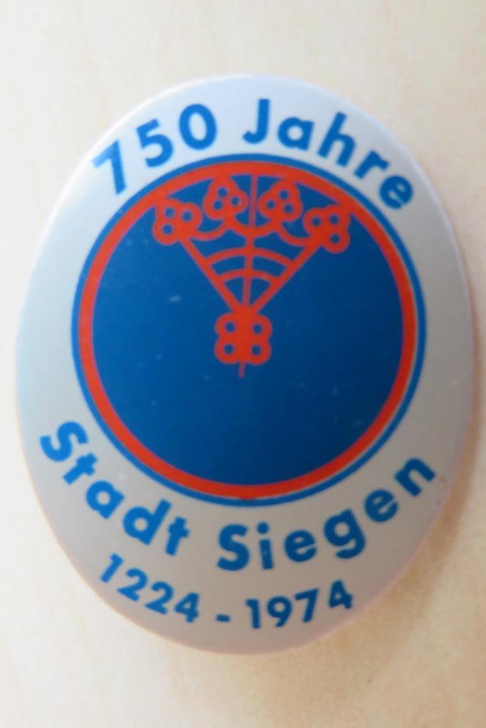 Speldje 750 Jahre Stadt Siegen 1224-1974, Verzamelen, Speldjes, Pins en Buttons, Gebruikt, Speldje of Pin, Stad of Land, Ophalen of Verzenden
