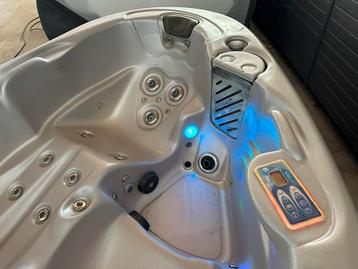 Leuke 2 persoons spa Hoekmodel. 230v 16a Nieuwe Cover!!! beschikbaar voor biedingen