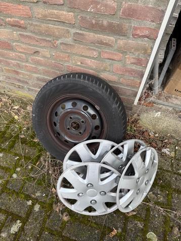 4 Winterbanden compleet gratis wieldop krik enz koopje 100,- beschikbaar voor biedingen