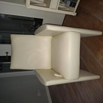 Te koop eetkamerstoel leer roomkleur rugleuning verstelbaar beschikbaar voor biedingen