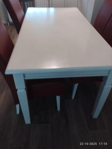 Witte houten eettafel beschikbaar voor biedingen