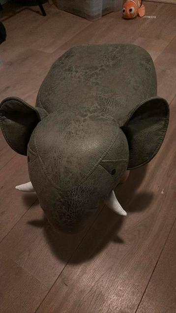 Olifant kruk beschikbaar voor biedingen
